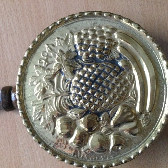 2 vintage wall hangers with brass fruits plate wood handle made in England - Picture 2 of 10